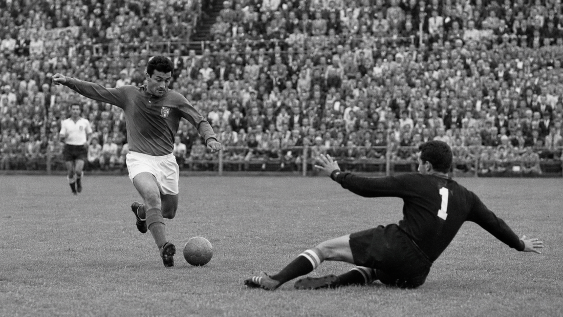 Scène de football rétro en noir et blanc avec un attaquant face au gardien, visuel d’article sur Just Fontaine et son record en Coupe du Monde.