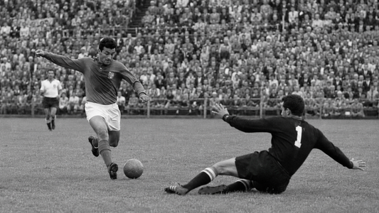 Scène de football rétro en noir et blanc avec un attaquant face au gardien, visuel d’article sur Just Fontaine et son record en Coupe du Monde.